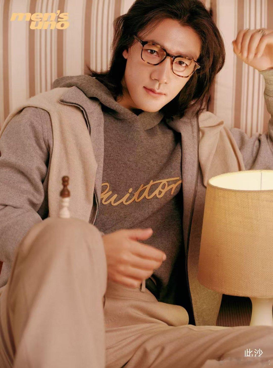 此沙黑框眼镜界最严厉的父亲被此沙的黑框眼镜严父造型迷晕，顺黑直发勾勒出完美轮廓，