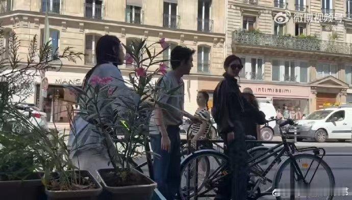 李佳琦张予曦赵昭仪凑不出驾照三个人凑不出一张驾照哈哈哈只能骑自行车出行了，在巴黎