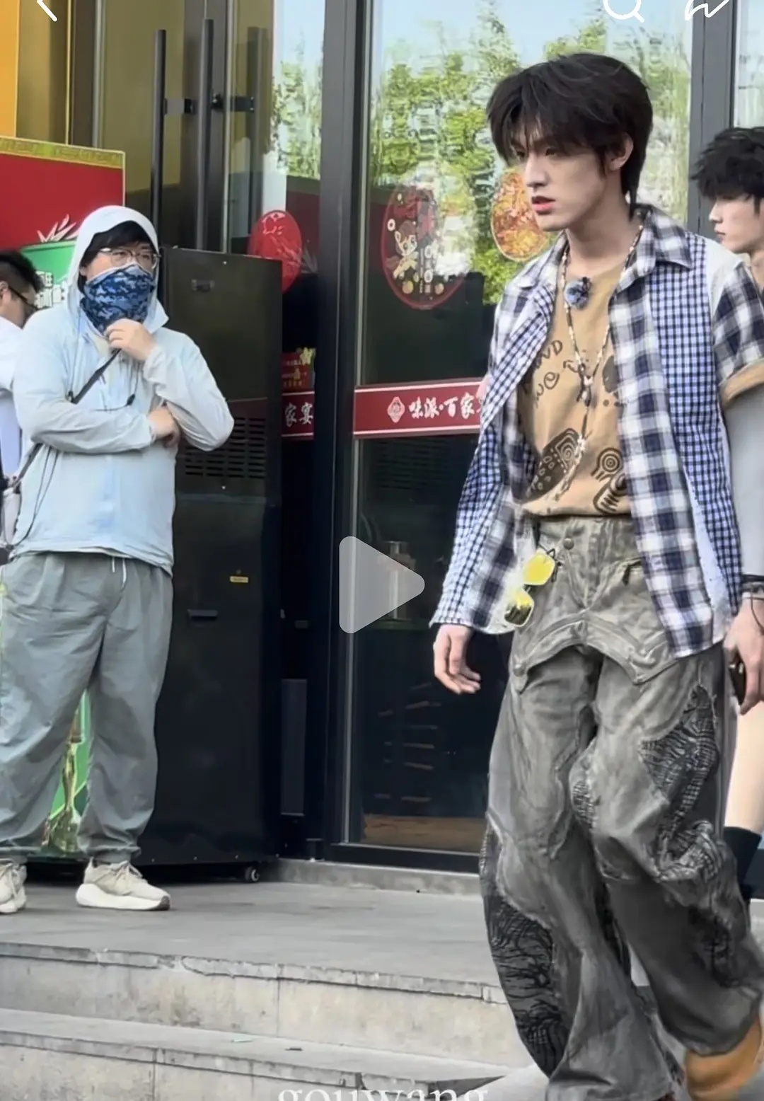 真受不了了，同个人发的，同样镜头拍的，同一个位置。这组合没救了快点解散吧