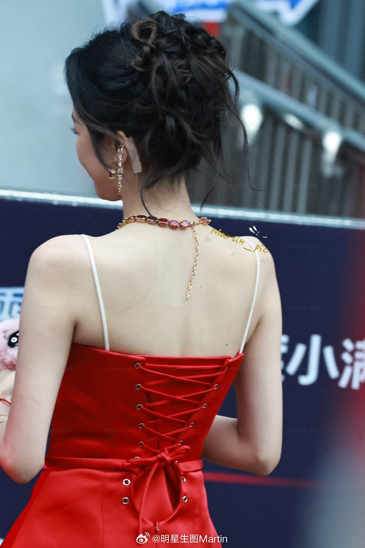 孙怡乘风2026孙怡 孙怡 260402浪姐下班生图~红色吊带短裙少女感十足 