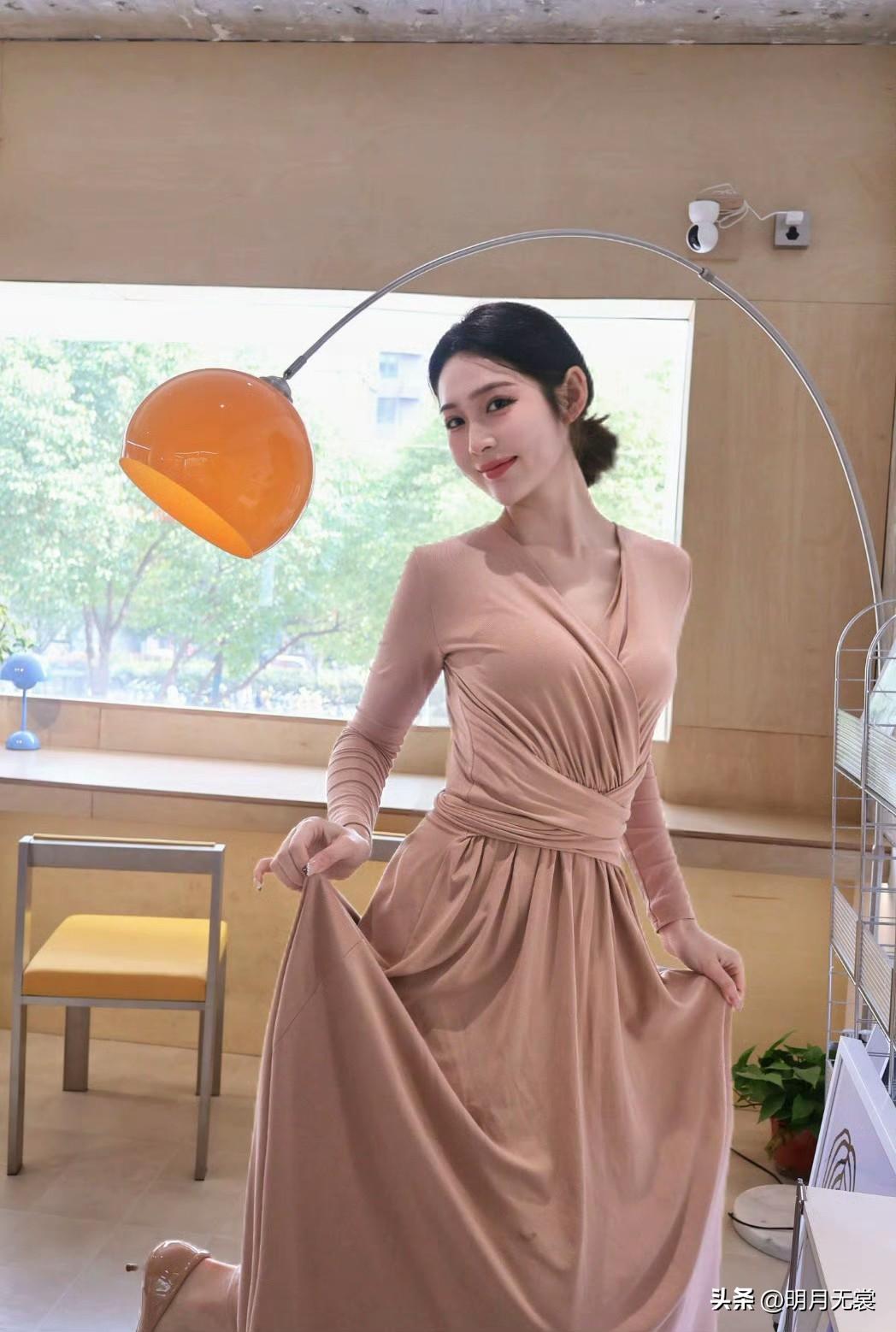 优雅粉裙，轻盈飘逸，甜美笑容，尽显女性魅力！