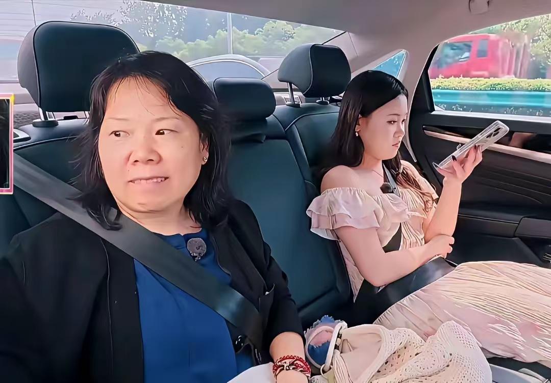 家齐妈妈花女儿的钱，可是也需要忍受女儿的瞧不起。她第一次来看女儿买了四个鸡蛋，一
