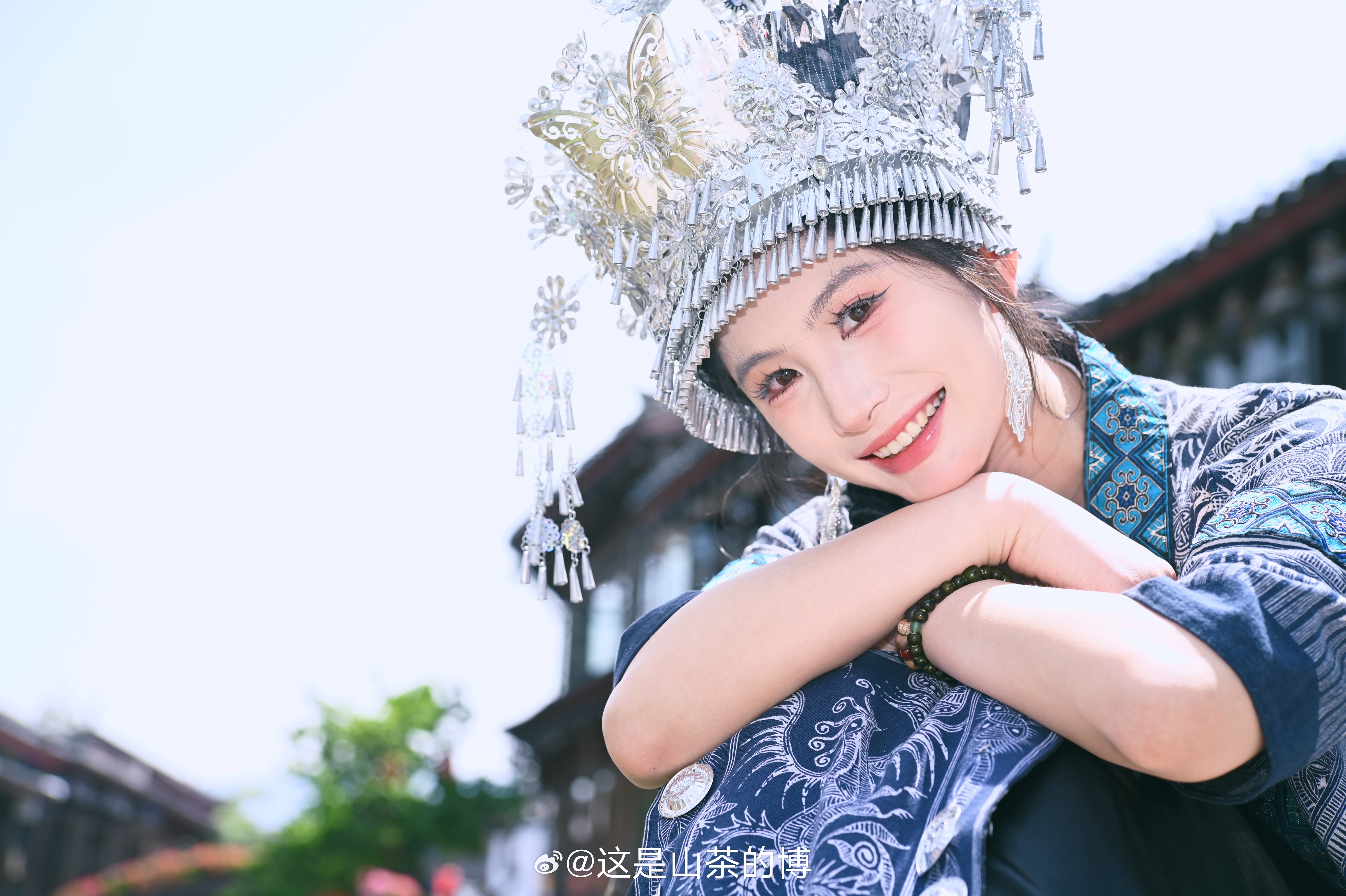 在丽江怎么能不当一回苗族姑娘呢  ​​​