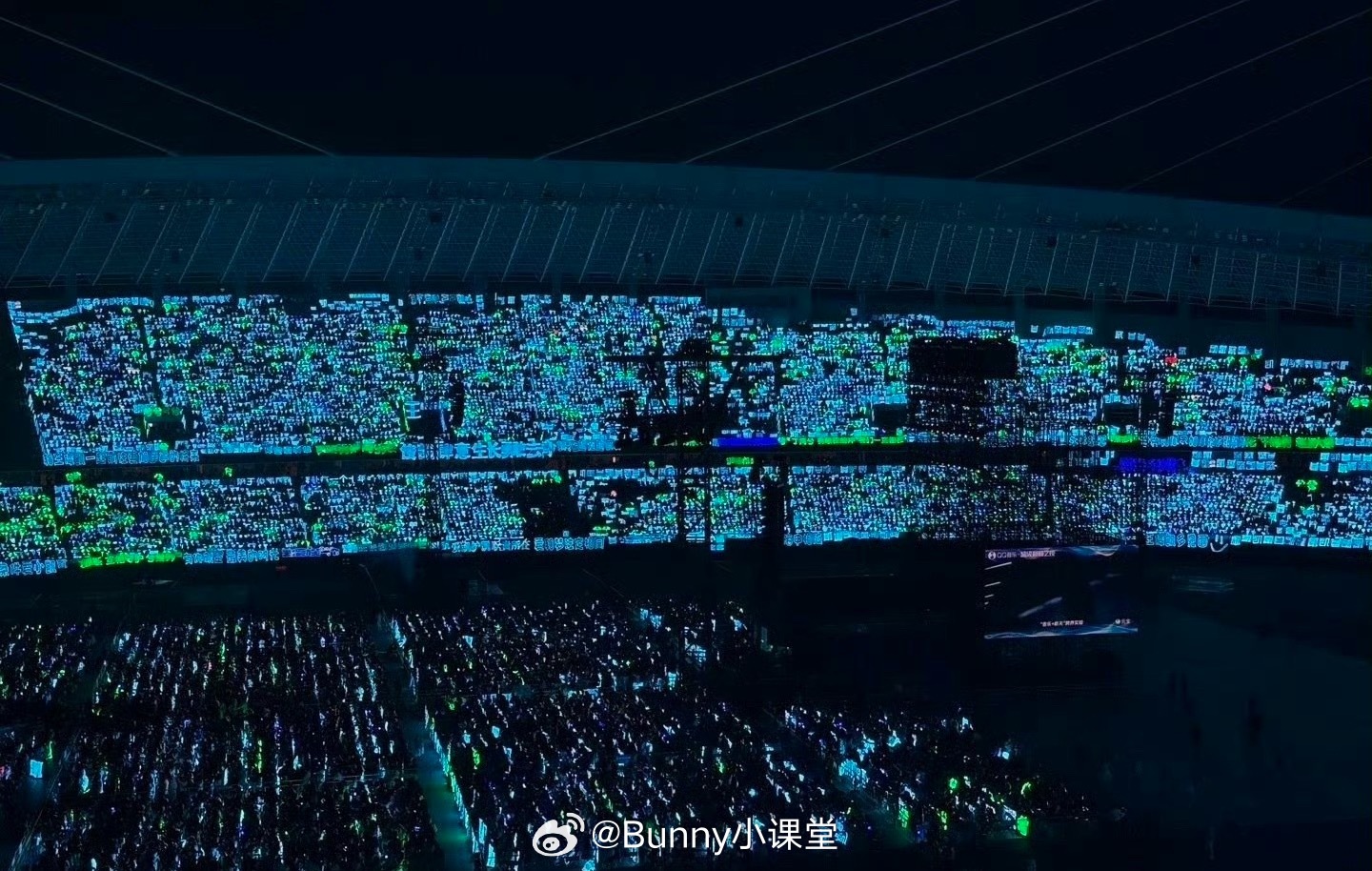 好尴尬，王俊凯粉丝晒QQ音乐巅峰之夜内场灯牌应援，说只有蓝海……但鞠婧祎粉丝做的
