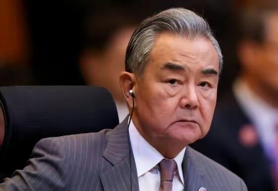 李忠宪这人吧，最擅长的就是把别人的客套话翻译成自己的救命稻草。高市早苗在国会上说