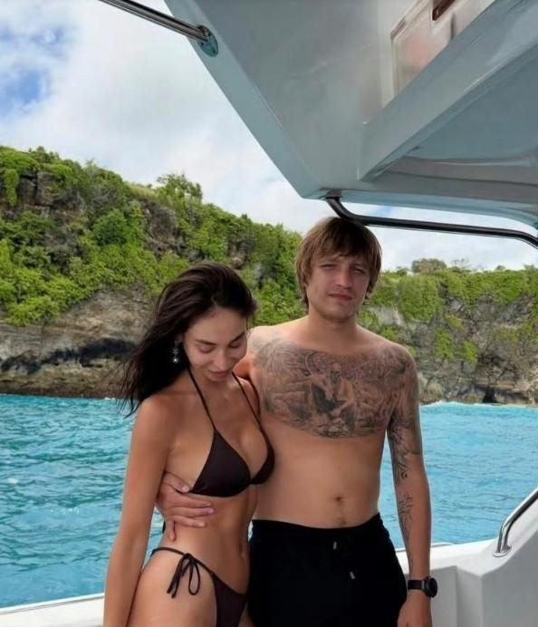 一则“黑吃黑”的戏码在海外炸锅了。乌克兰第聂伯罗彼得罗夫斯克一位黑道大佬的儿子伊