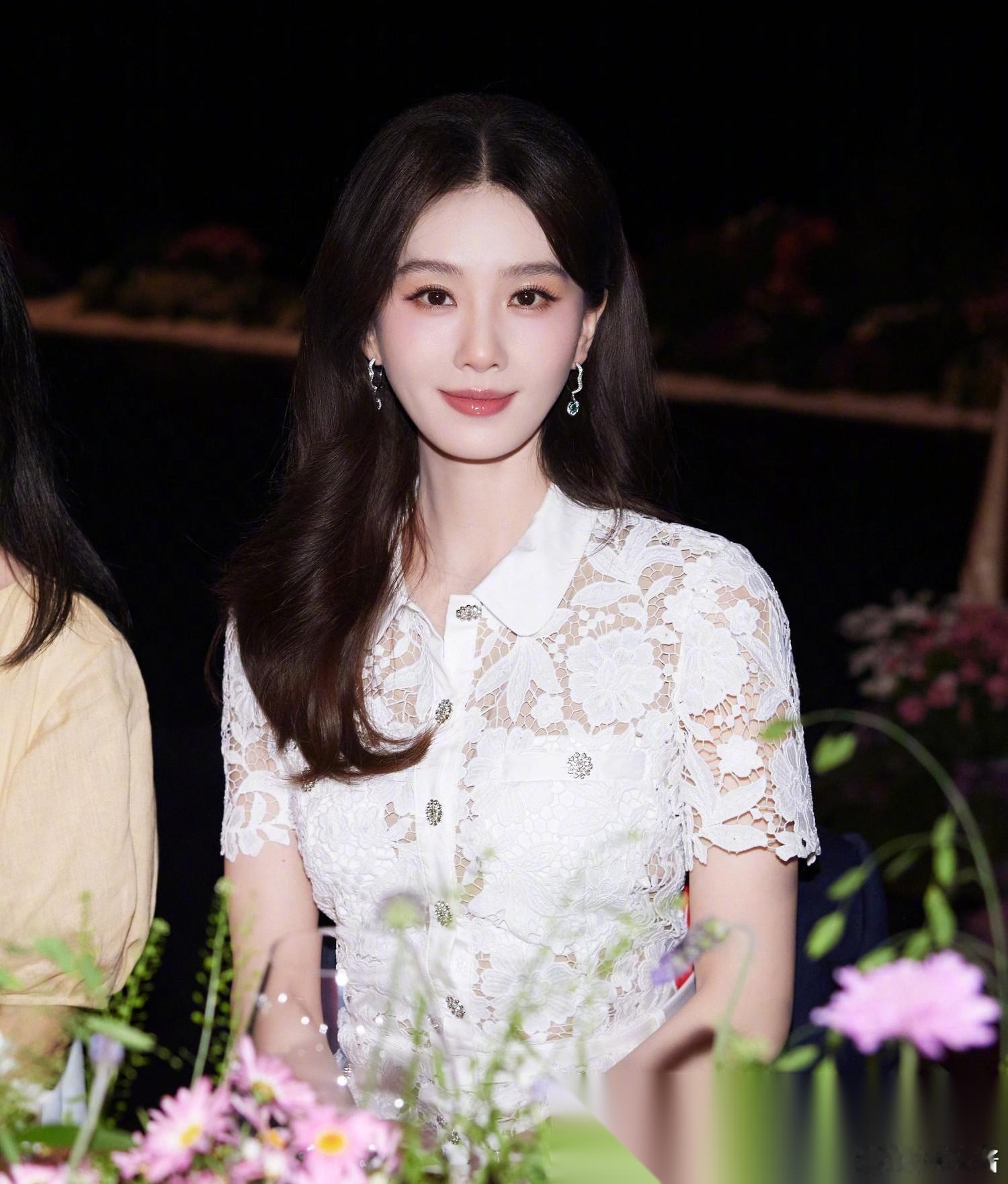 吃瓜🍉🍉 1.杨紫的脸比以前回春了很多，也敢放出真正的生图了，这次她特地去日