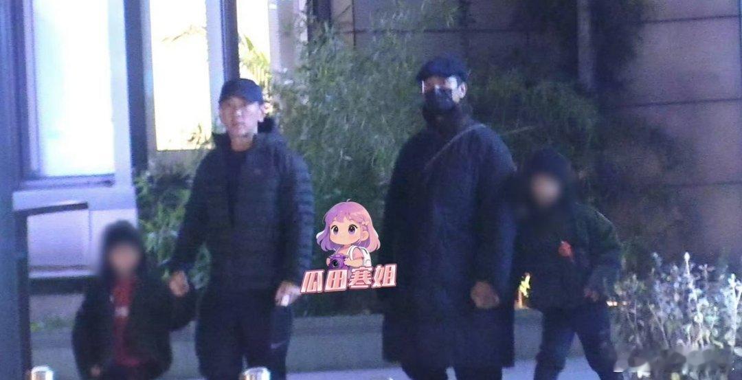 陈坤 双胞胎关于陈坤身边这对双胞胎男孩的讨论又热了。从去年到现在，几次被拍到同行