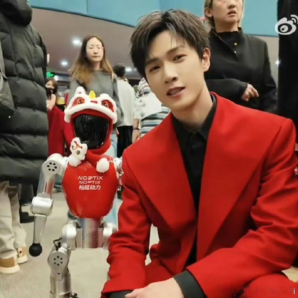 白鹿李昀锐春晚造型 哇塞，期待一下帅哥美女的表现！ 