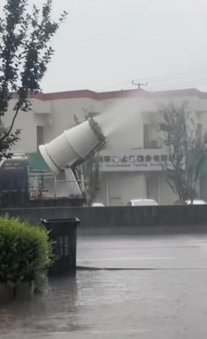 今天看到一个下雨天依然喷雾的车！下雨了还喷雾？之前不是有个下雨天还在晒水的吗，后