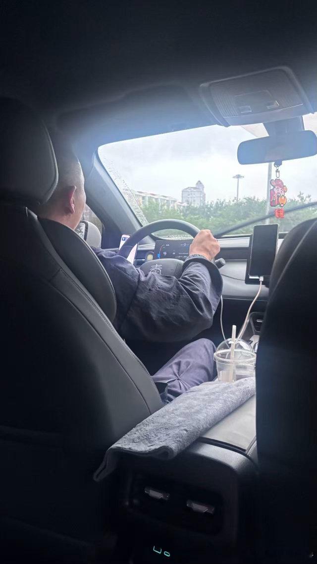 打了辆比亚迪秦 PLUS 混动车型，司机说这车去年买的，当时裸车价 6 万多点，