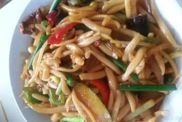食在古浪解锁地道西北风味【青稞面搓鱼子】 原为古浪山区特色饮食，因其面食中间粗两