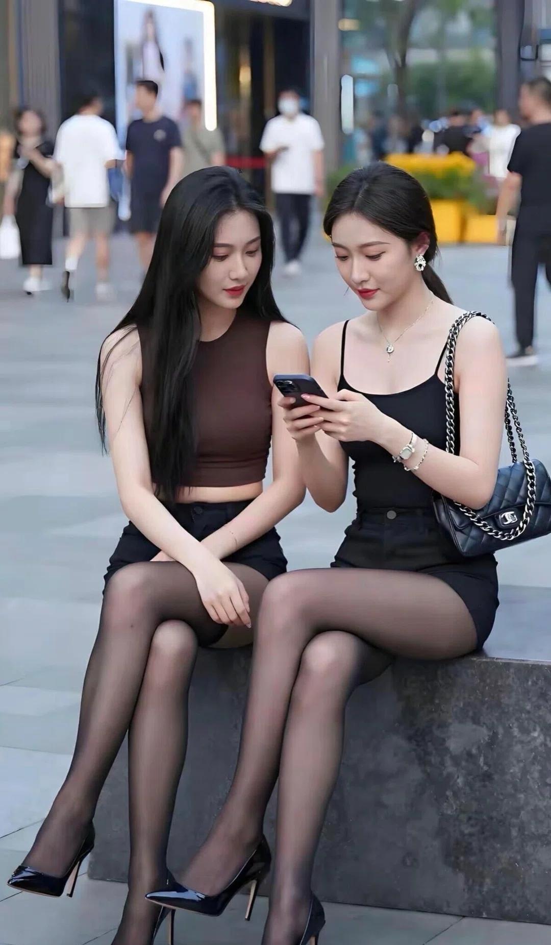 闺蜜逛街记：一起看手机，分享快乐时光！👯‍♀️📱💃