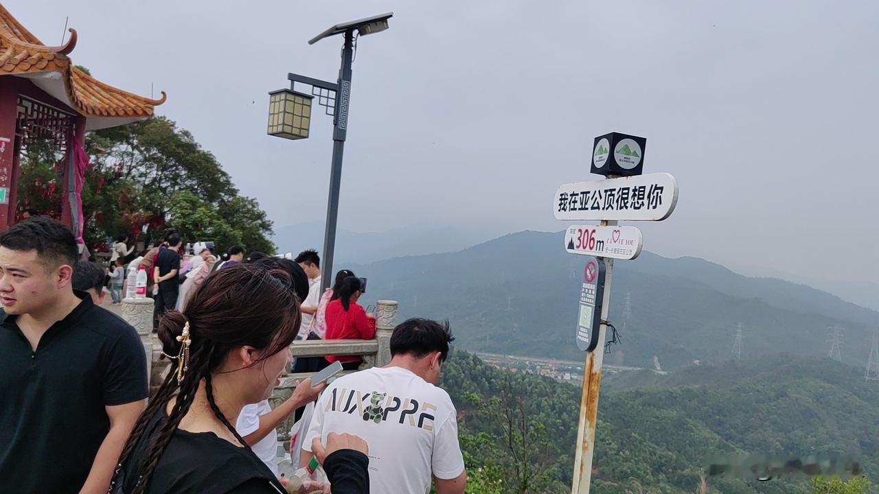 我不知道这算是优点还是缺点，周末我一般会花很长的时间外出，我也没干什么坏事，也没
