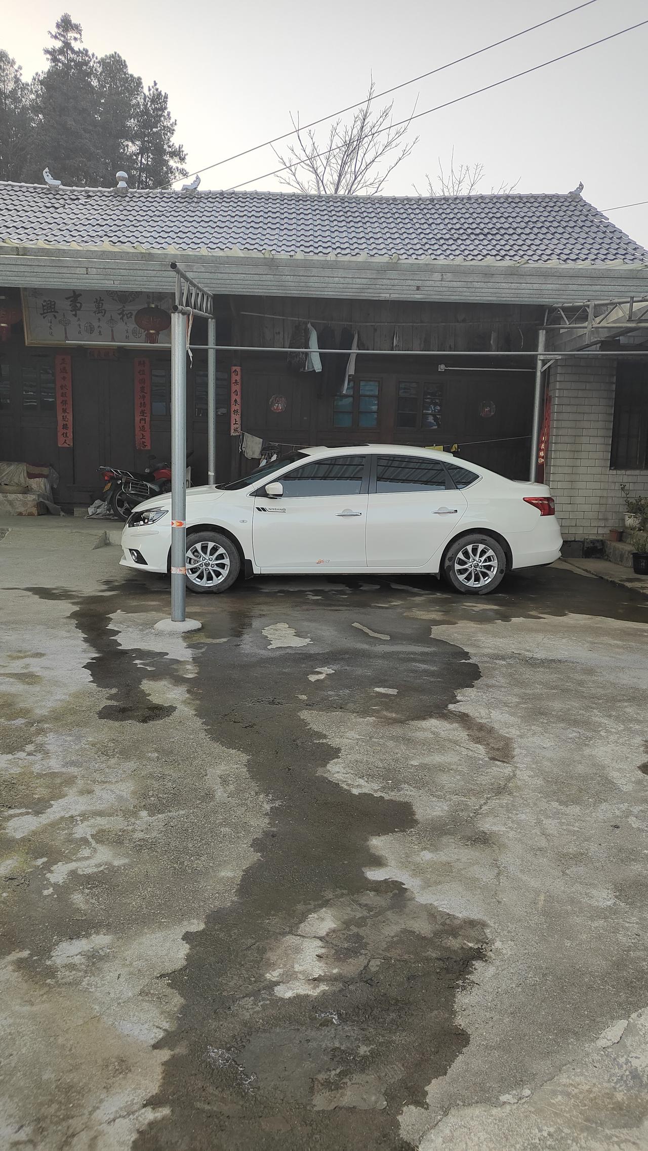 为了这两辆豪车
不被风吹日晒雨淋
专门花了6600块巨资
修了这么大的车棚