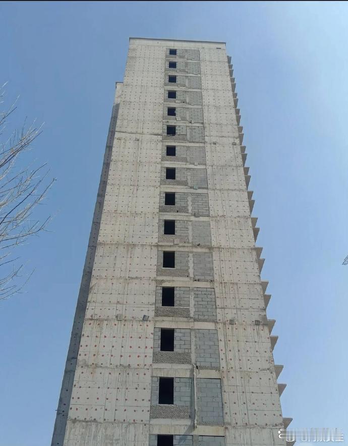 我不是很懂建筑，为什么把窗户弄成这么小？大窗户不好吗 
