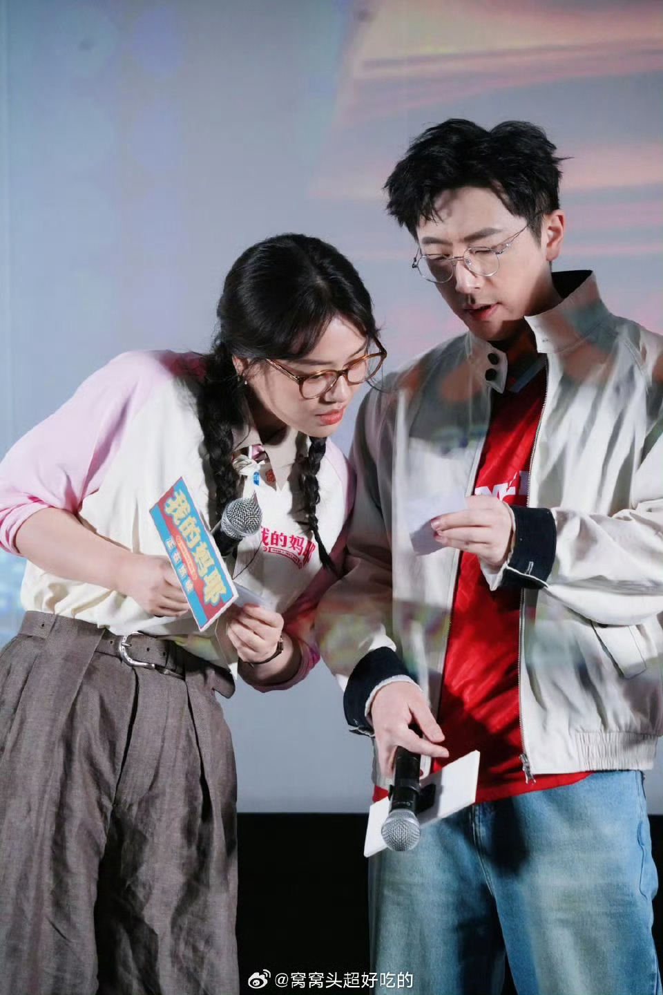 马思纯白客路演现场发喜糖 深圳路演氛围热闹十足，东玉勋哥现场举办惊喜婚礼，浪漫仪