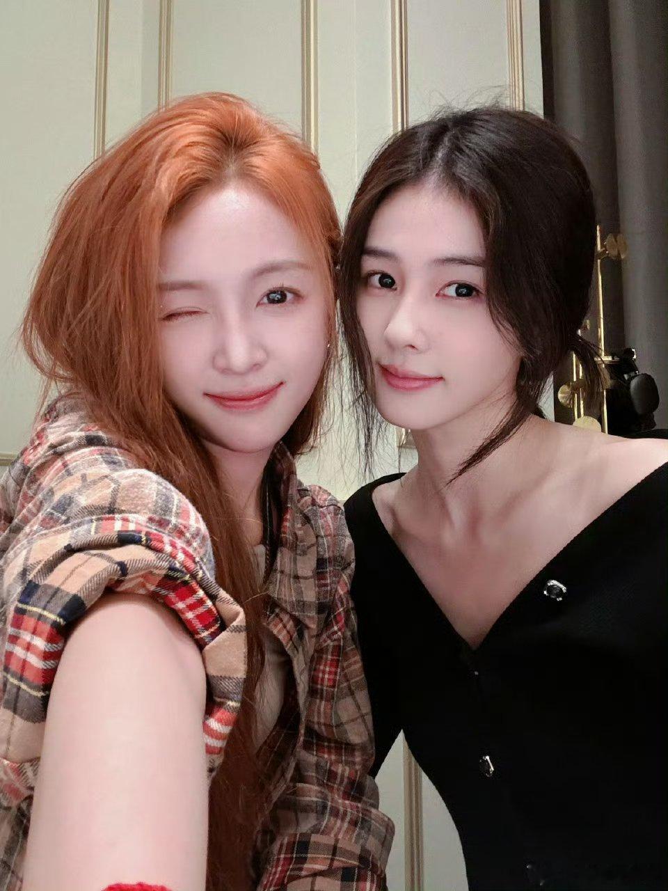 白鹿和吴宣仪[开学季][开学季][开学季]果然明星不适合美颜哈。。 ​​​