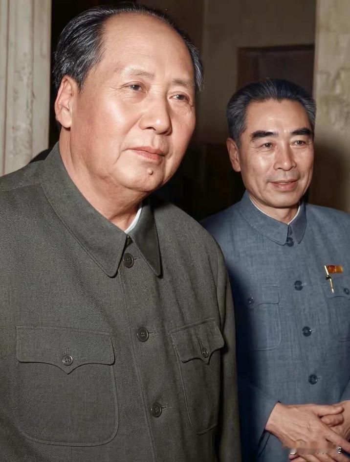 这是伟人毛主席和敬爱的周总理在一起的一张合影。
两个人从革命同志到亲密战友一直到