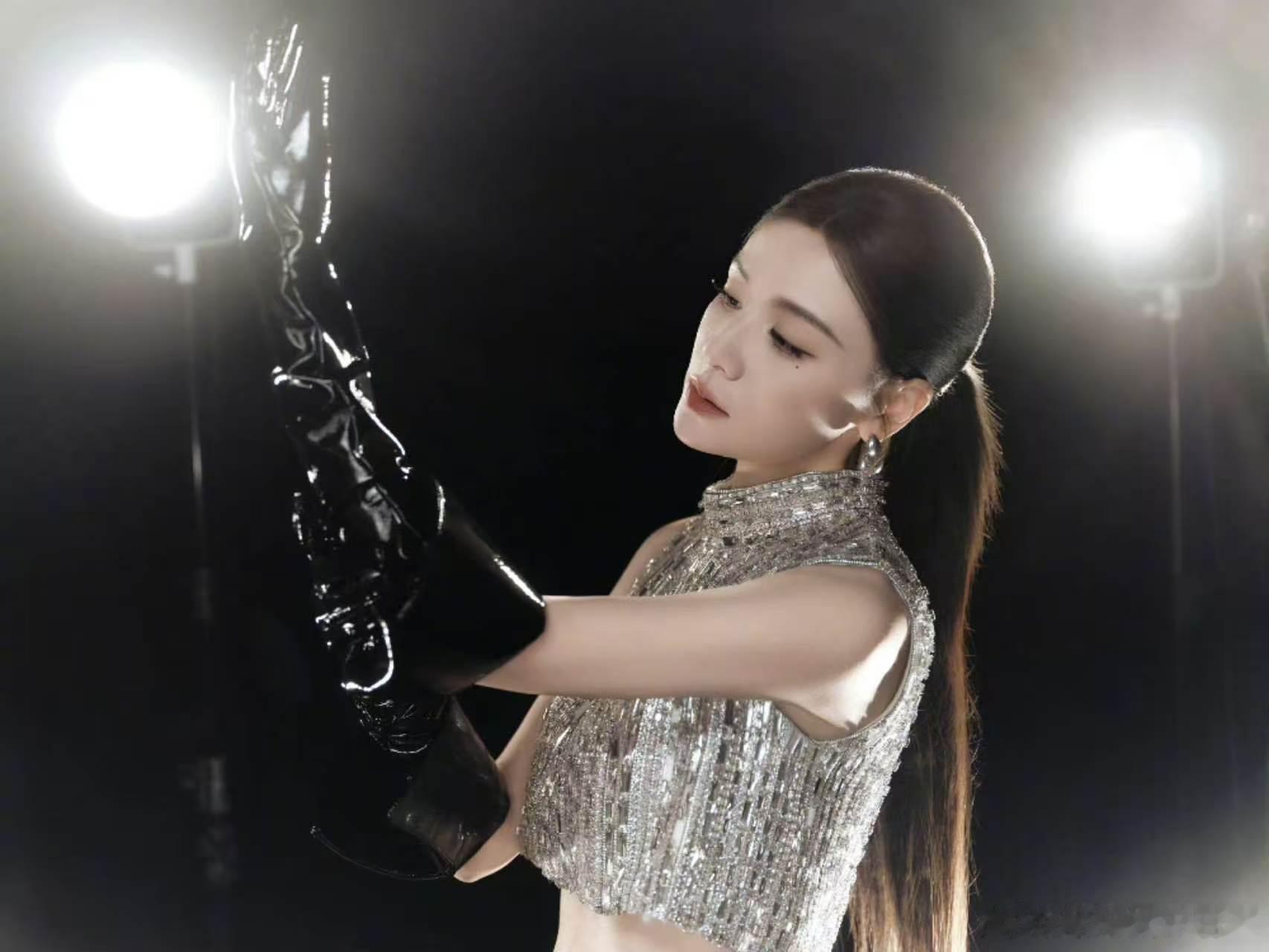 叶一茜搁浅定妆照 叶一茜《搁浅》定妆照氛围感拉满，光影下的亮片超闪，黑手套与高马