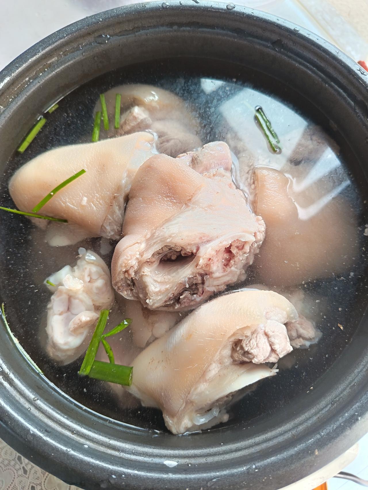 今天花了153块钱，

买了两个猪前蹄子，

准备好好犒劳犒劳自己！

谁曾料想