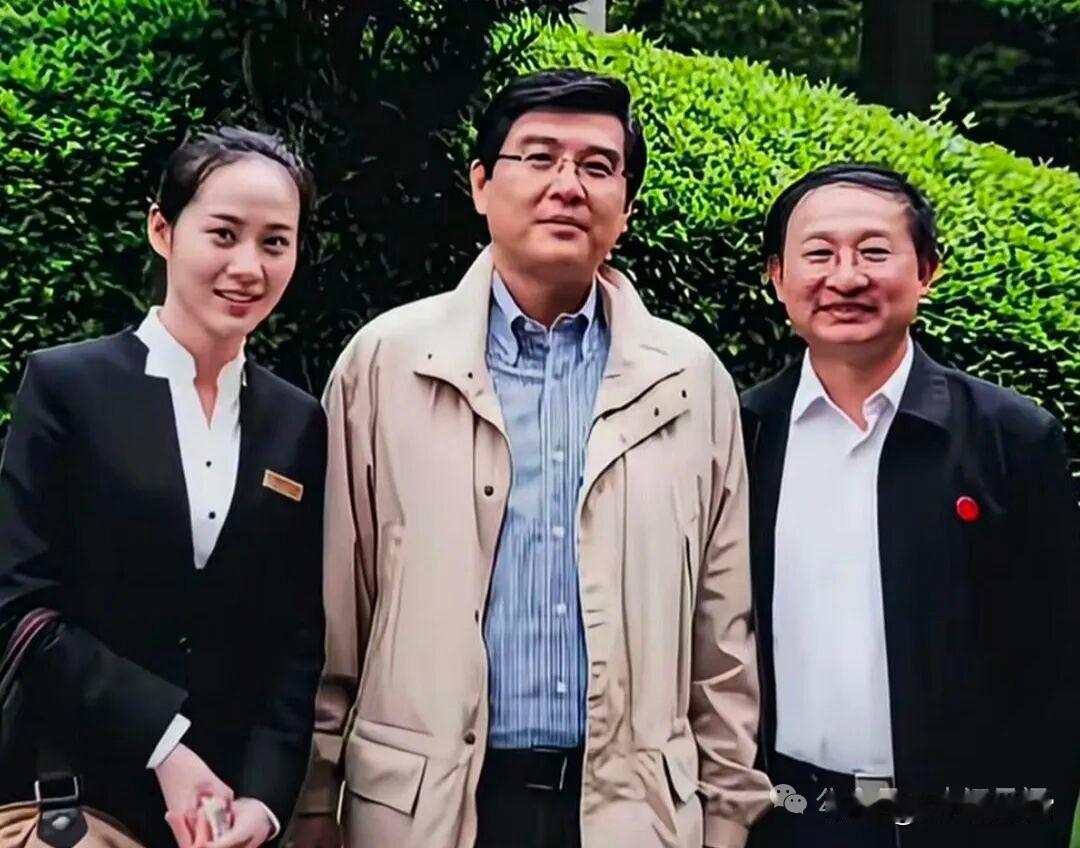 毛主席的外孙孔继宁与袁文才后人的合影，90后漂亮姑娘是袁婧嬿。
2013年是朱毛