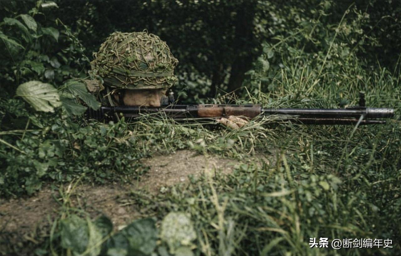 1944年6月，法国，一名德军伞兵埋伏在树丛中，他使用的是一支FG42伞兵步枪。