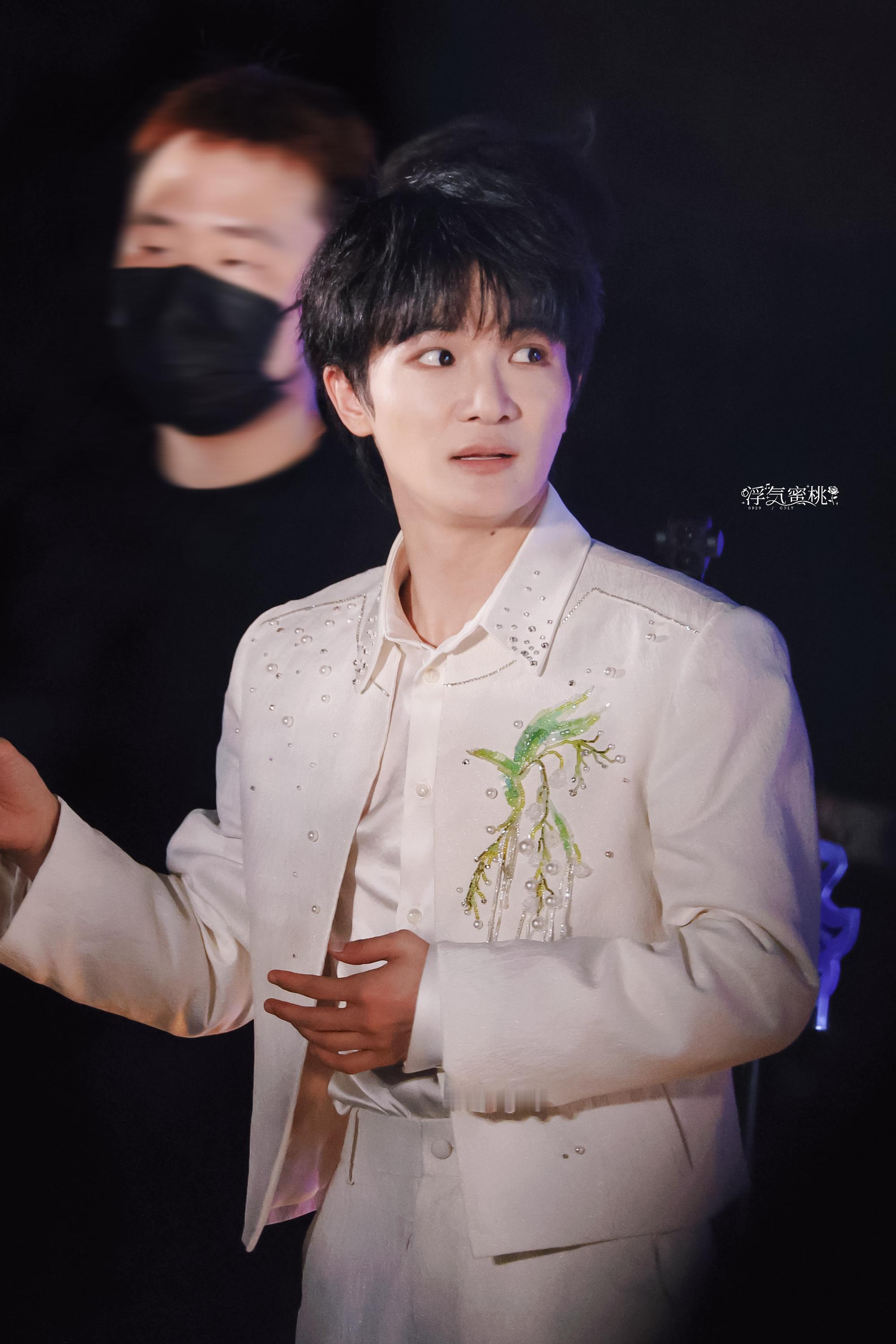 周深  往那儿一站就是一幅复古油画🖼️📷 20260804 无锡拈花湾七夕晚
