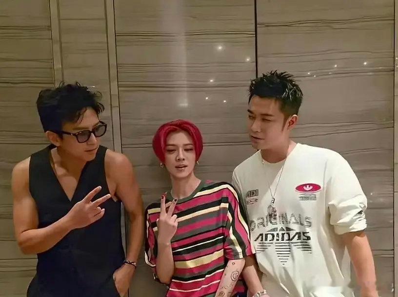 他咋长这样了？他咋长这样了？一开始没认出来，还是看到旁边的邓超才反应过来中间是谁