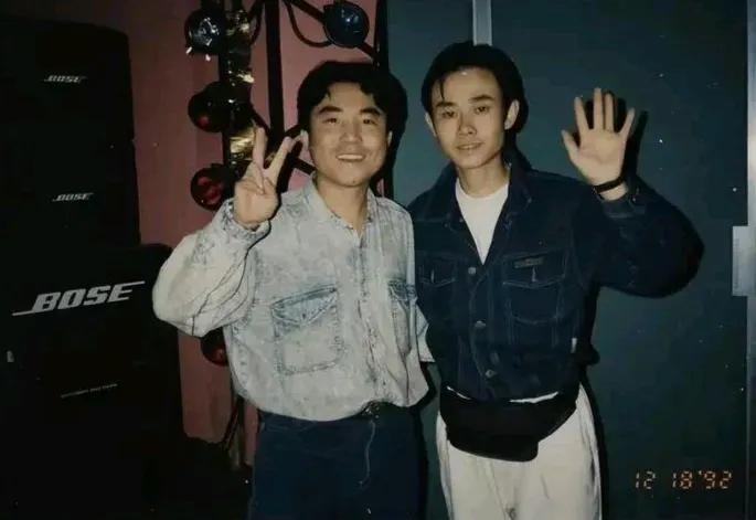 近日有网友扒出，刀郎31年前在酒吧驻唱时的图片，没想和现在的变化那么大！