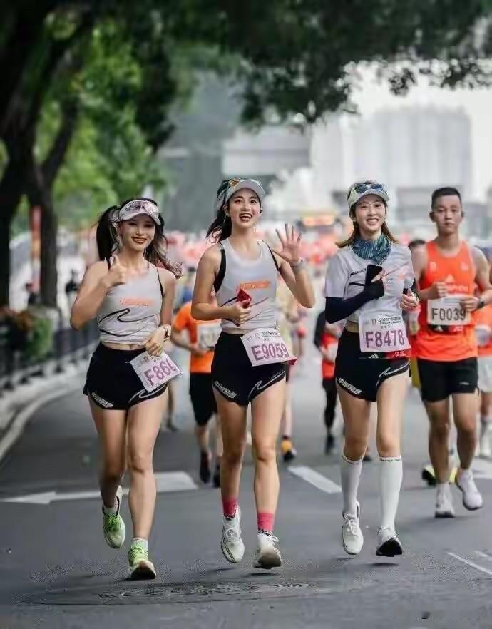 想靠慢跑减脂，时间很关键。
一般来说，每次跑 30 到 60 分钟效果好，但具体