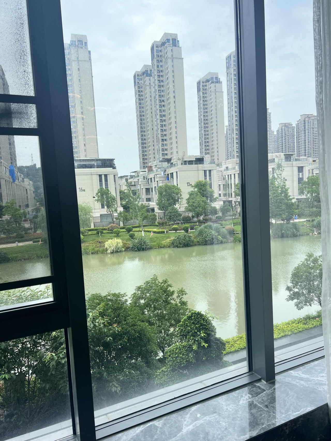 不知从哪年开始，天气变得神秘莫测，不按常理出牌。

以前四季分明，而且每个季节都
