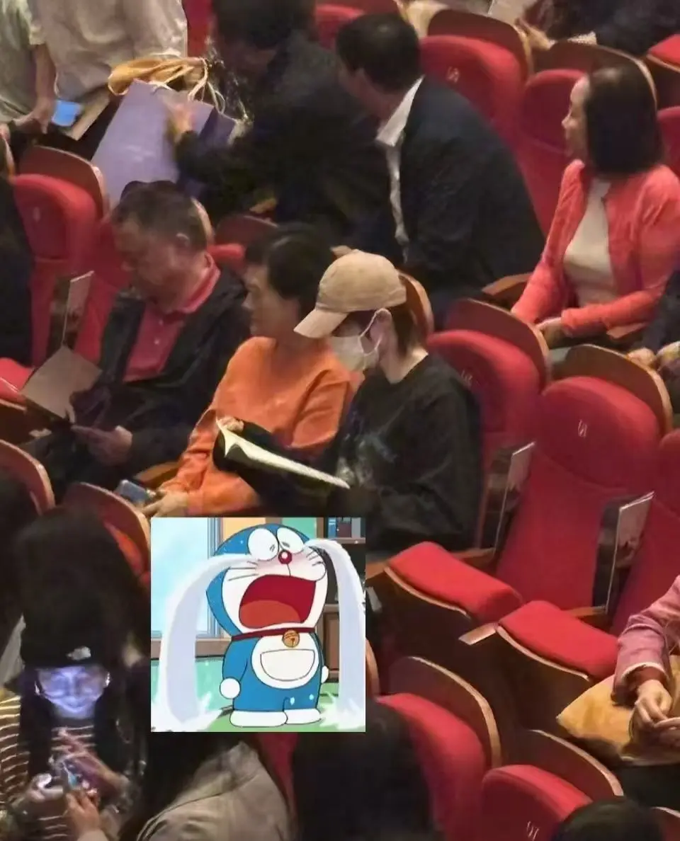 陪妈妈和爸爸一起看音乐会的春宝。 去看谭维维的声声世世音乐会啦， 乖宝...