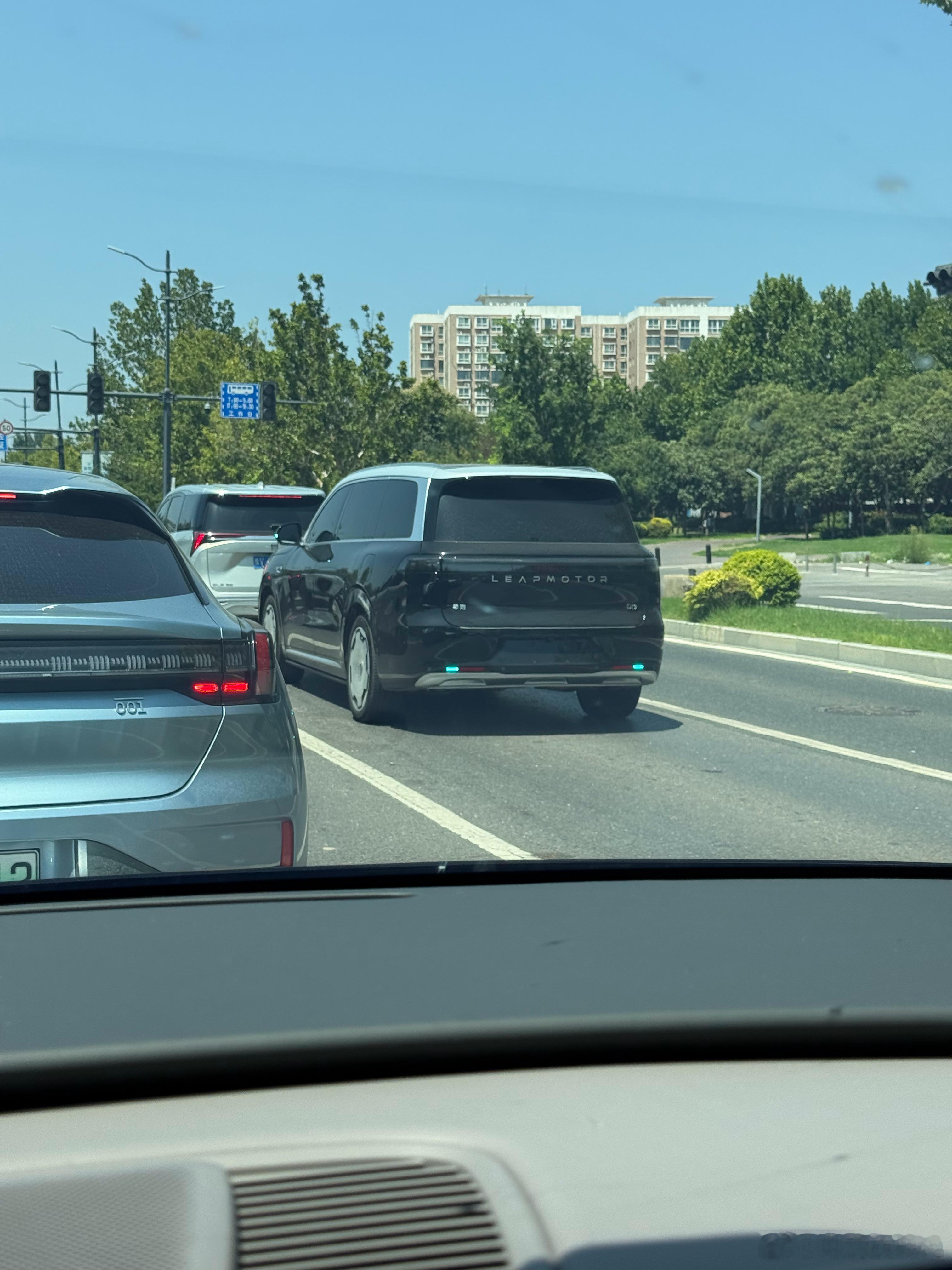 这不是最亮眼小蓝灯车型嘛… 