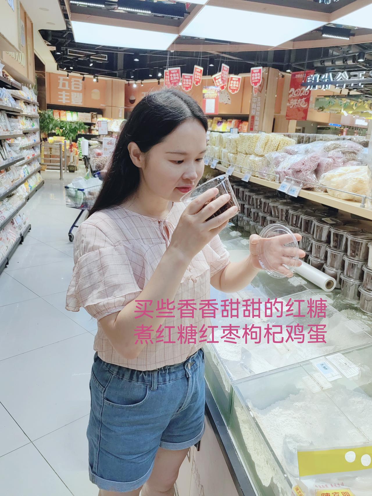 周日。清晨的菜场烟火气。