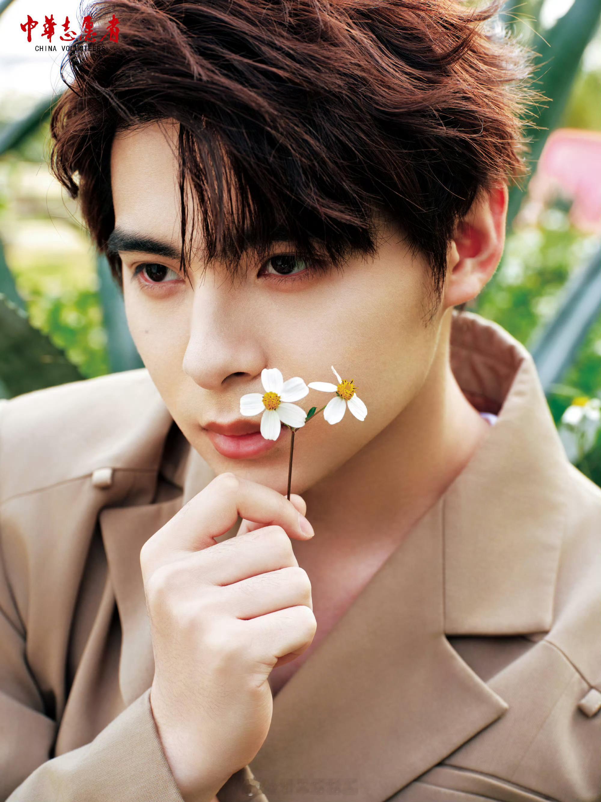 伞兵为青年力量点赞伞兵青春力量志愿大片 点亮青年力量