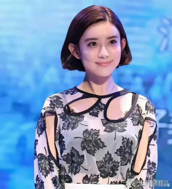 孟子义初绽荧幕，容颜如初，却陷整容疑云。时光见证，她以本真之美，静待流言自破，清