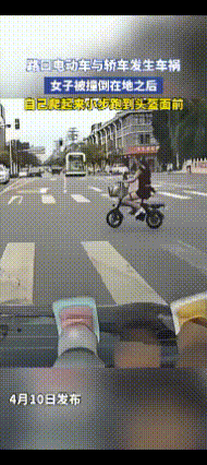 这几步“鸭子跑”确实没看懂！

一路口电动车与轿车发生车祸，女子被撞倒在地之后，