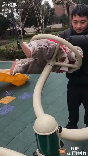 太愤怒了！这种拿孩子生命取乐的行为，已经不是无知，是极度自私和危险！🔥
 
视