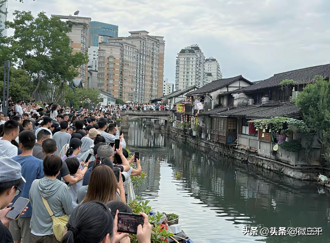 有热门题材，就不缺人流。从图1这个角度看过去最清晰了，本来安安静静的小河旁现在都