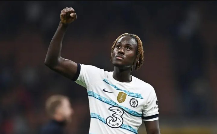 随着夏季转会窗口接近关闭，切尔西依然在努力为查洛巴寻找下家。罗马诺表示，由于切尔