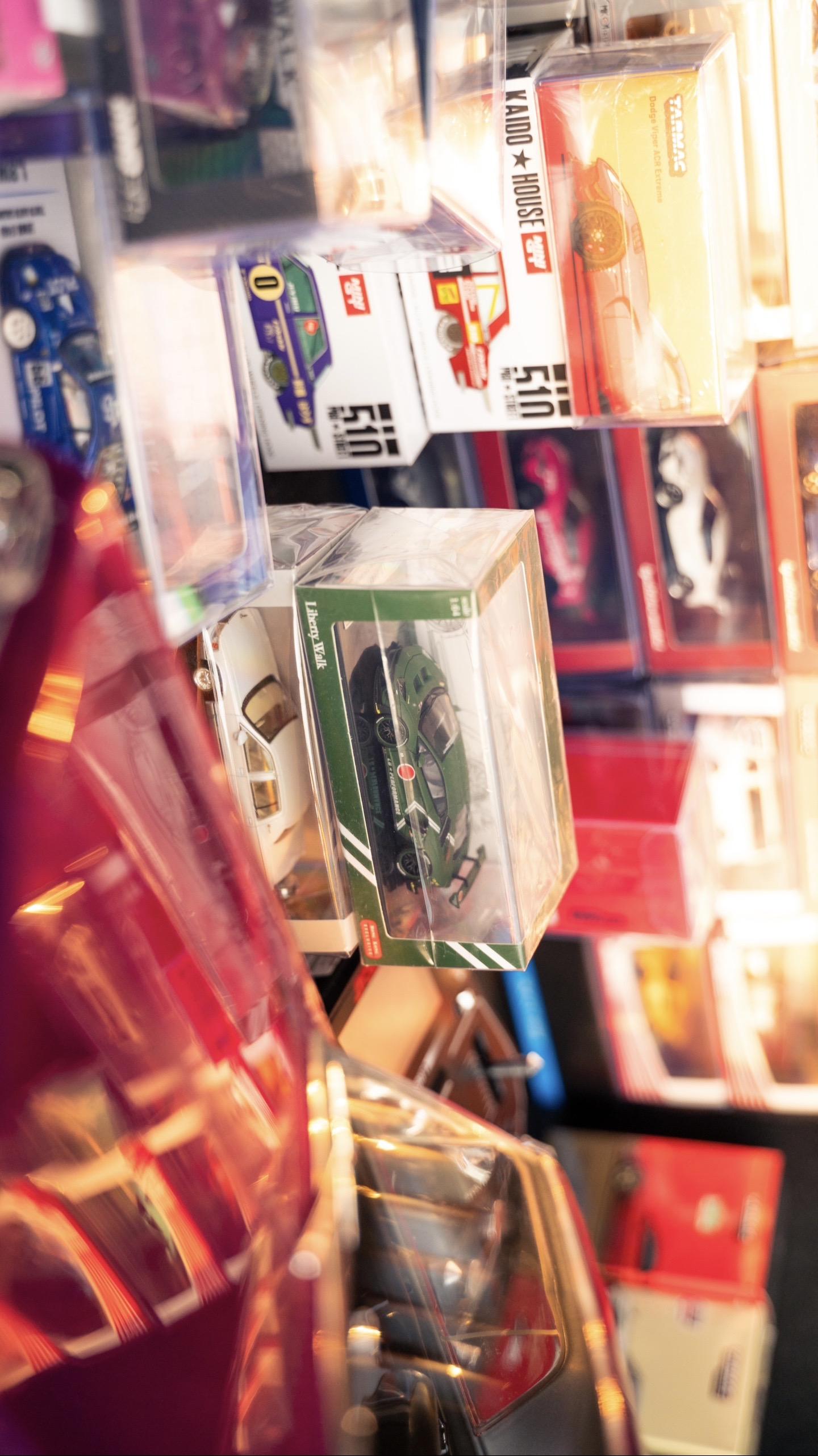 当夕阳洒在装满小车的后备箱🌇