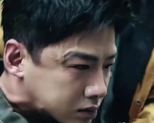 “导演用的不会是实弹吧，演技也太好了！”《不眠日》白敬亭饰演的丁奇追击犯人不慎中
