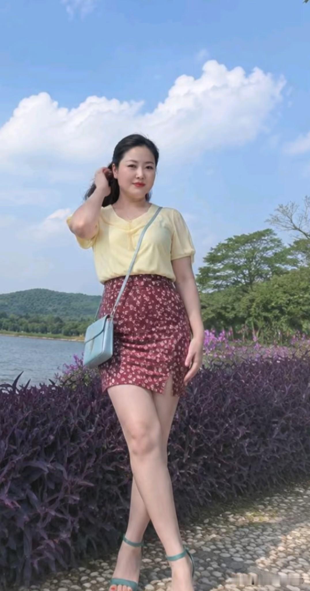 山坡羊·湖堤俏
 
云舒天渺，湖光相照，
芳堤缓步风姿妙。
鬓微撩，意逍遥，
碎