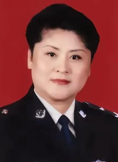 1988年郑州，女警王玉荣刚结束卧底任务换下警服、身着便装，遭两名壮汉强行塞进出