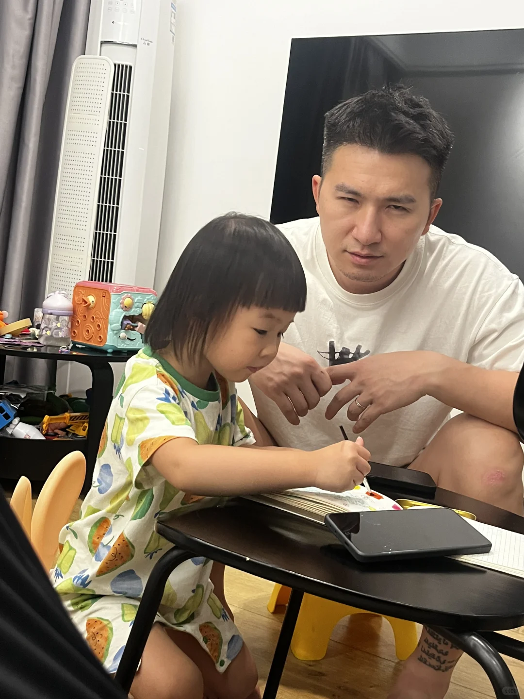 看这个眼神估计早就想换老婆了