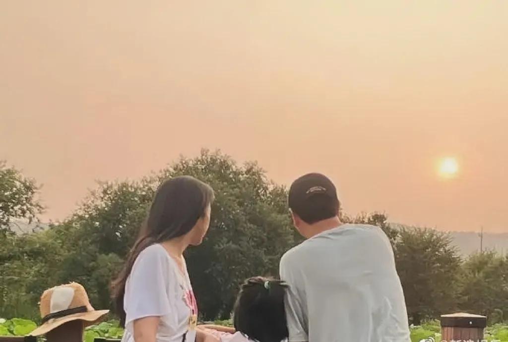 汤唯在社交媒体上晒出了一家三口的背影照，庆祝与韩国导演金泰勇结婚十周年的幸福时刻
