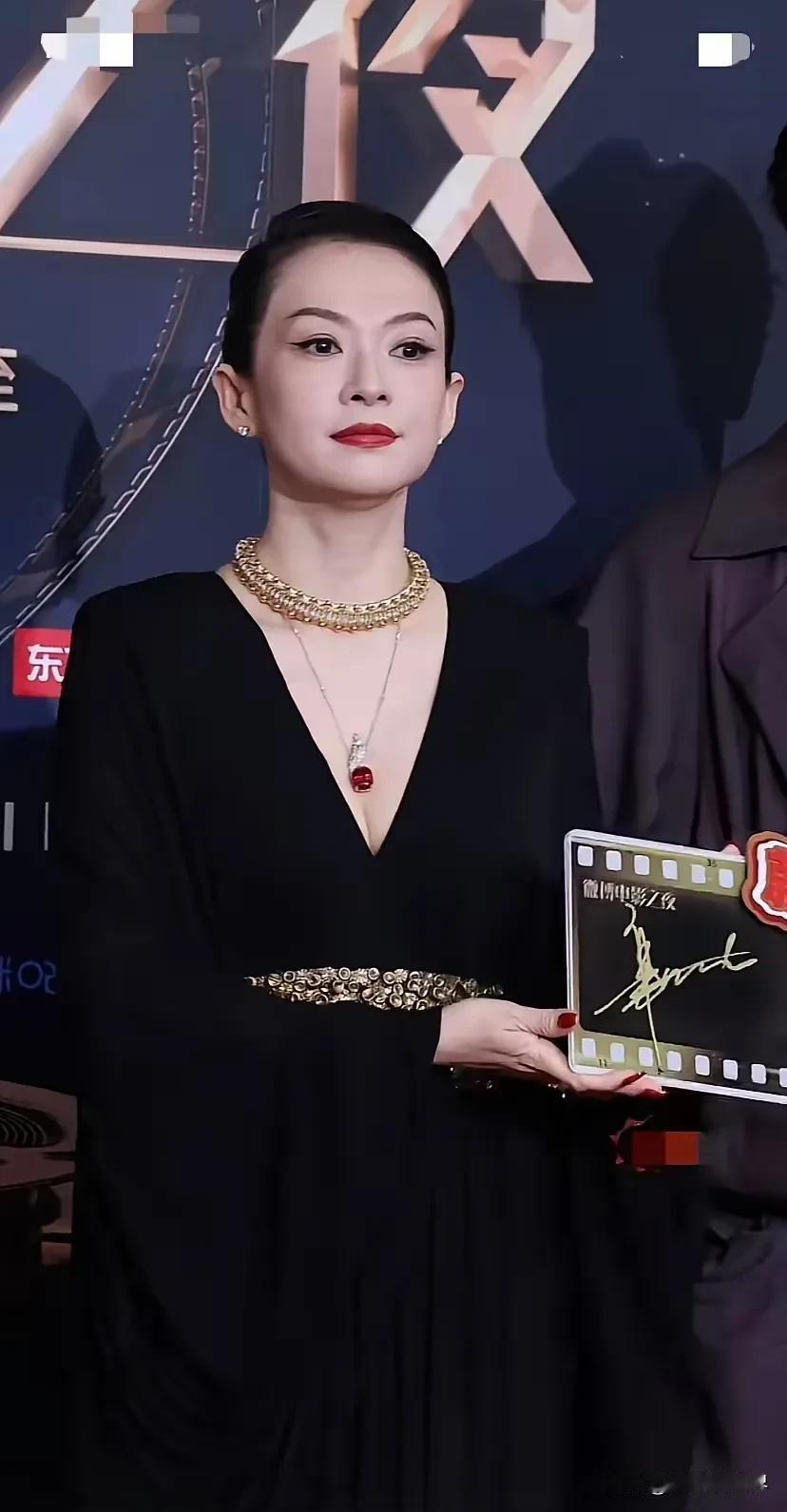 离开了美颜和滤镜的加持，真实的章子怡真让人心疼[可怜]

正面看，感觉也像刘诗诗