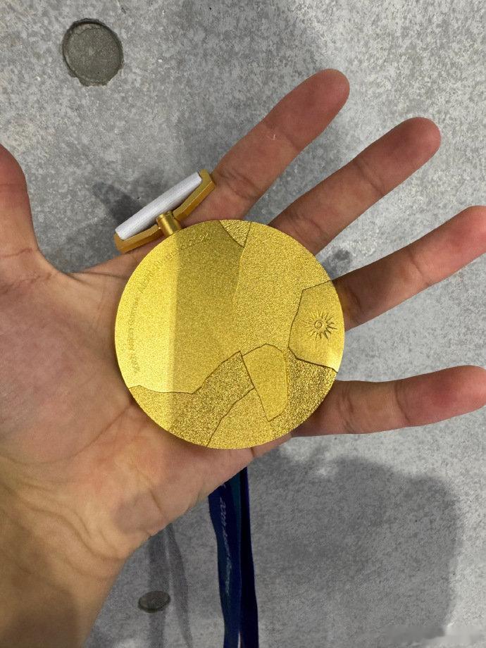 董志豪晒金牌赢下男子100米蛙泳金牌之后，董志豪更新动态，简单二字：荣幸[馋嘴]