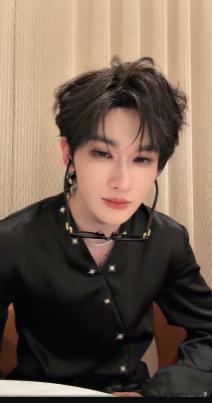 余宇涵直播 闲聊时语气轻松，认真回答时又很专注，张弛有度，温柔又有分寸感 